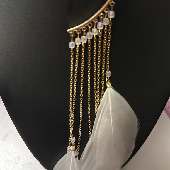 BEAUTIFUL WHITE FEATHER AND CRYSTAL BEADED EAR CUFF - Picture 4 of 4